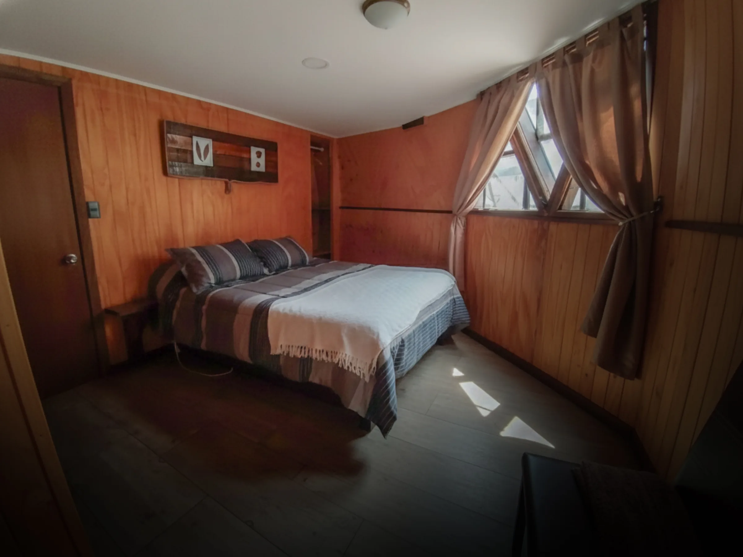 Interior del domo con dormitorio acogedor