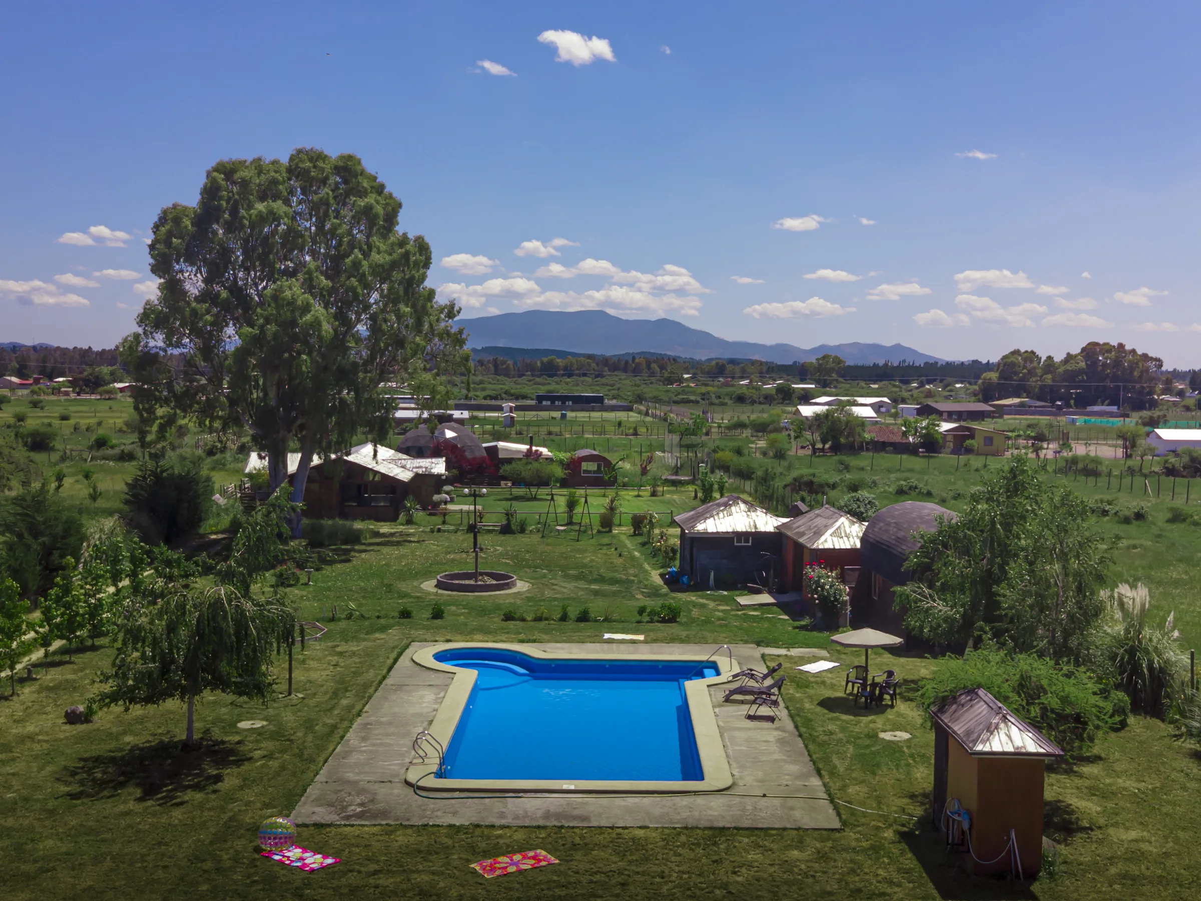 Piscina y zonas de descanso al aire libre en la parcela