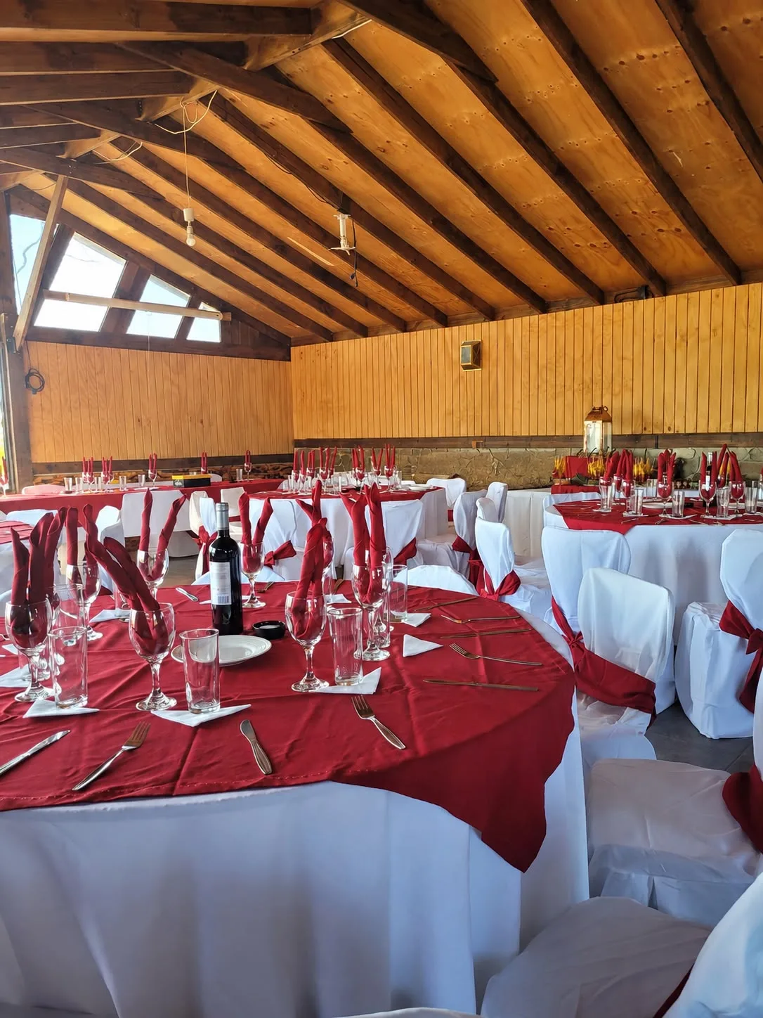 Mesas decoradas para un evento en el quincho