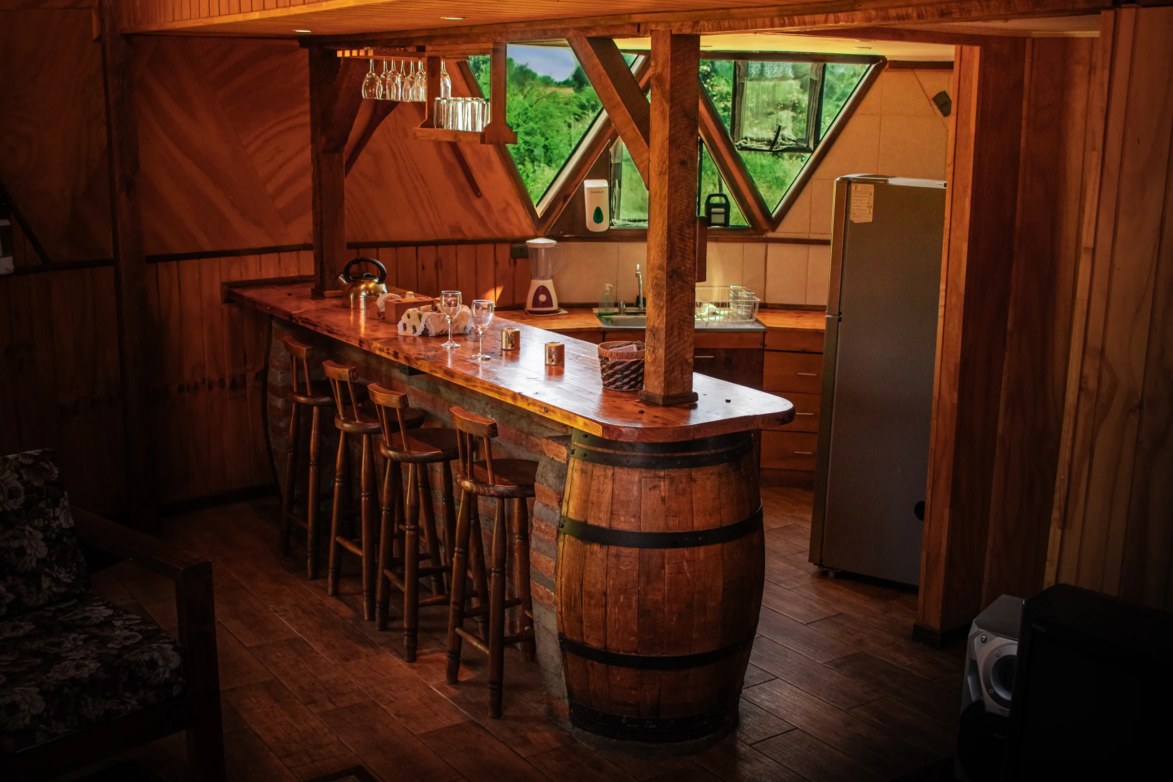 Sector de bar y quincho de madera para compartir