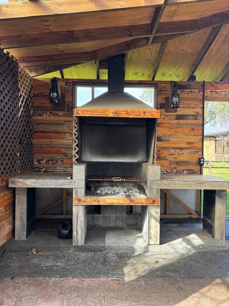 Parrilla y sector de asados techado